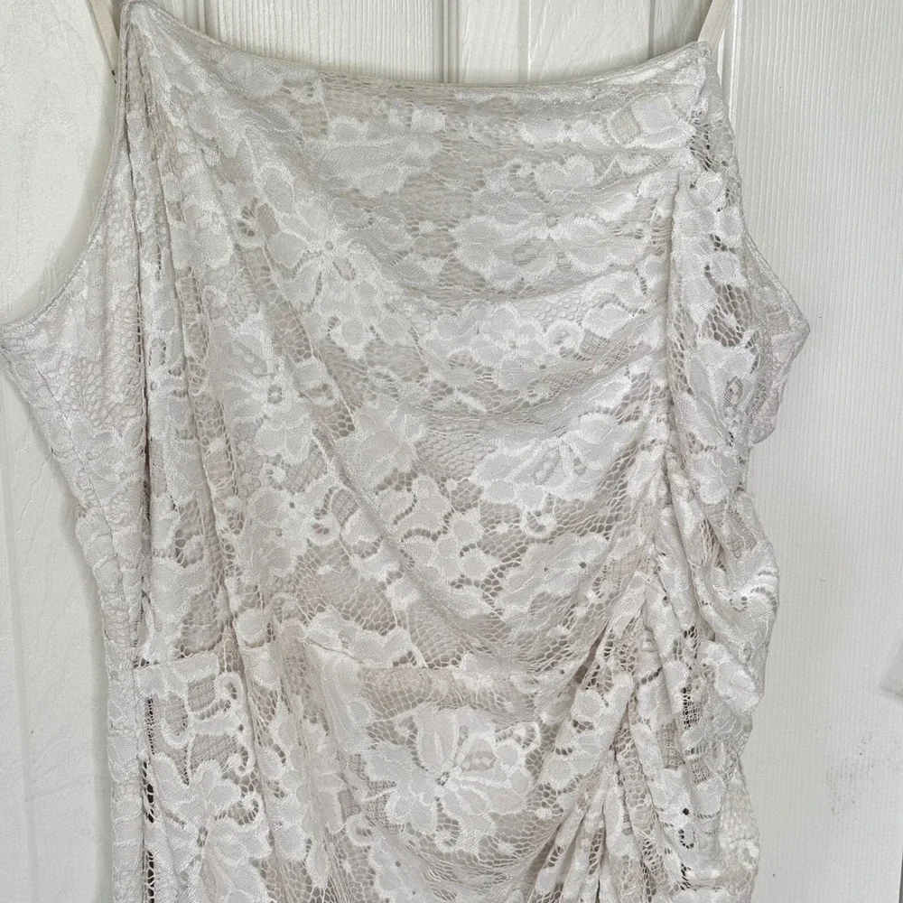Saylor Lace Dress Ruched Bodycon Spaghetti Strap Cream Midi‎ Dress Size Medium
